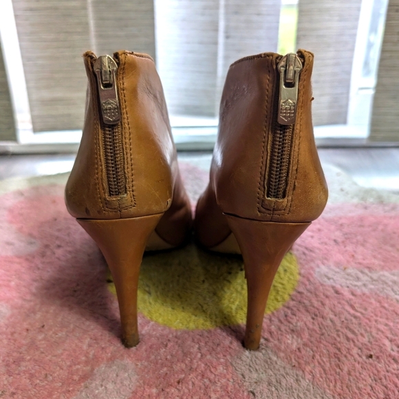 Vince Camuto Peep Toe Zipper Up Caramel Leather Heels - US Women's 8.5 - Picture 8 of 10
